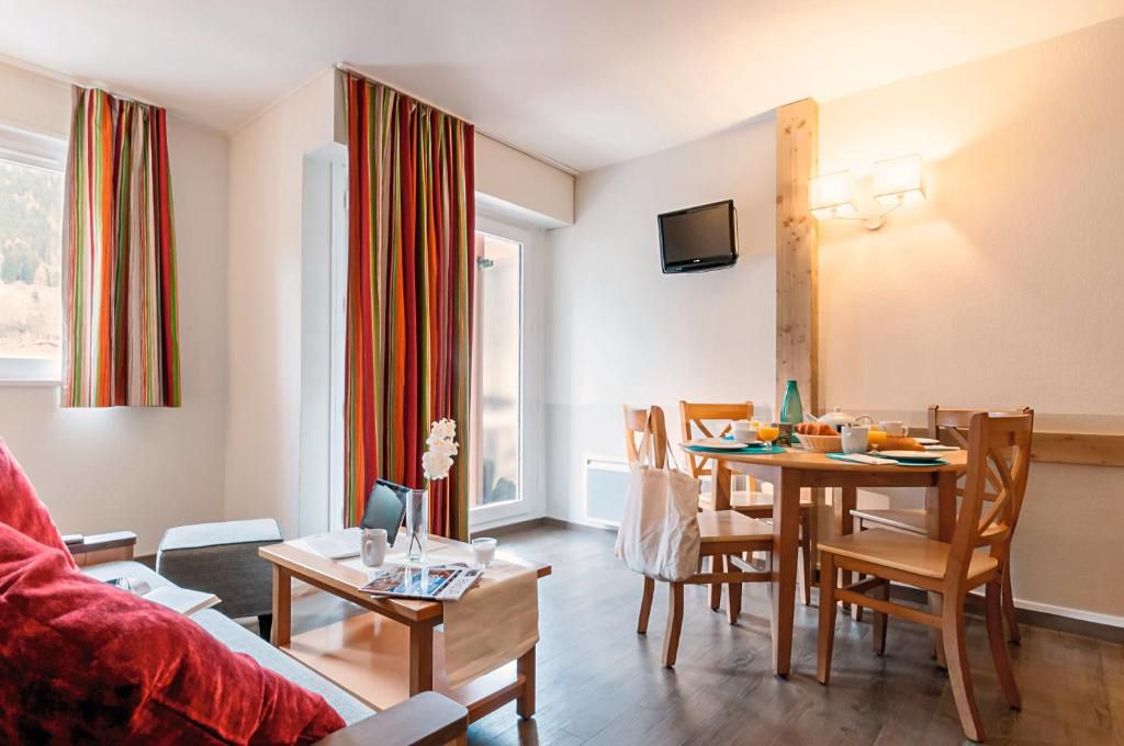 Photo appartement Pierre et Vacances Chamonix avant rénovation salon rustique rideaux rayés