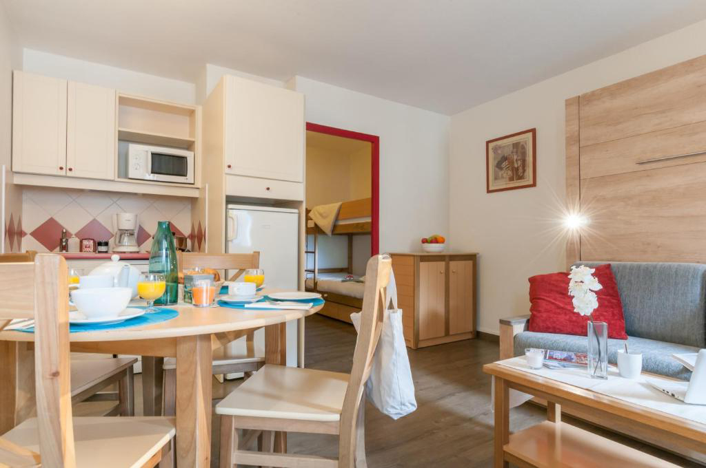 Photo cuisine appartement Pierre et Vacances avant travaux carrelage ancien et lits superposés