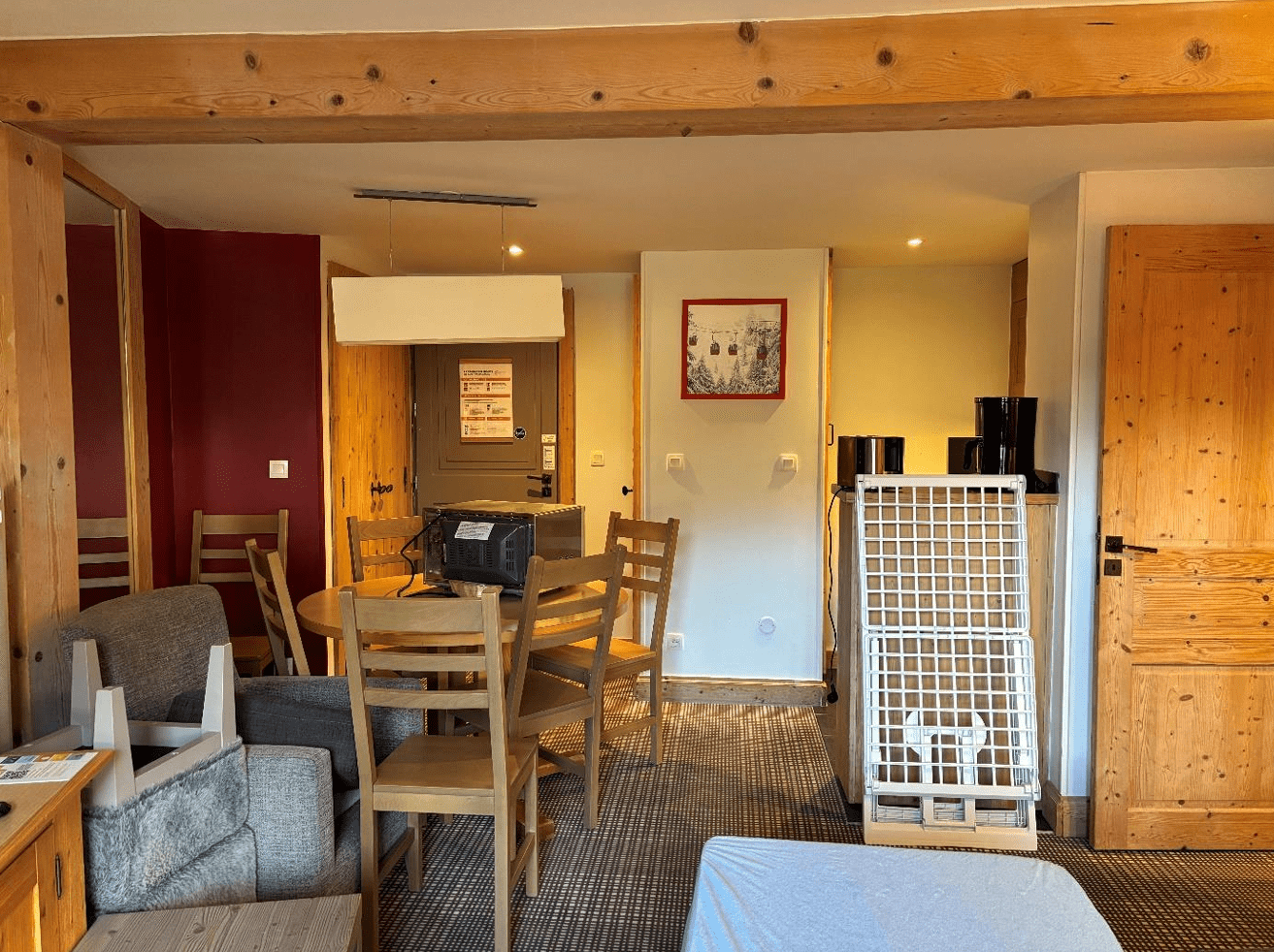 Photo avant travaux. Le style rustique vieillissant contraste avec la proposition moderne de rénovation intérieure 3D faite par Pierzo pour Studio Brumes.