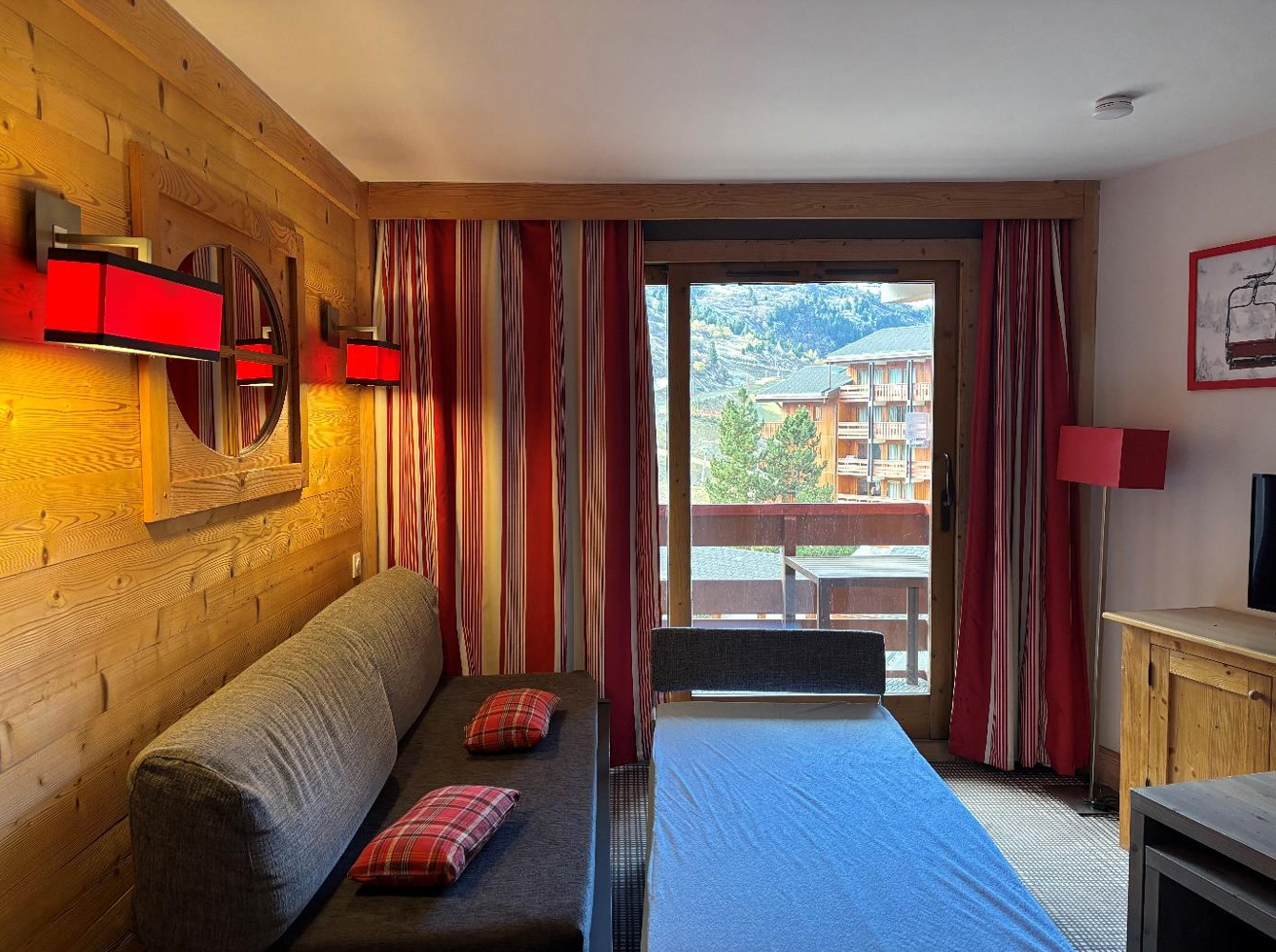 Photo salon ancien Pierre et Vacances Méribel avant projet rénovation intérieure 3D Studio Brumes