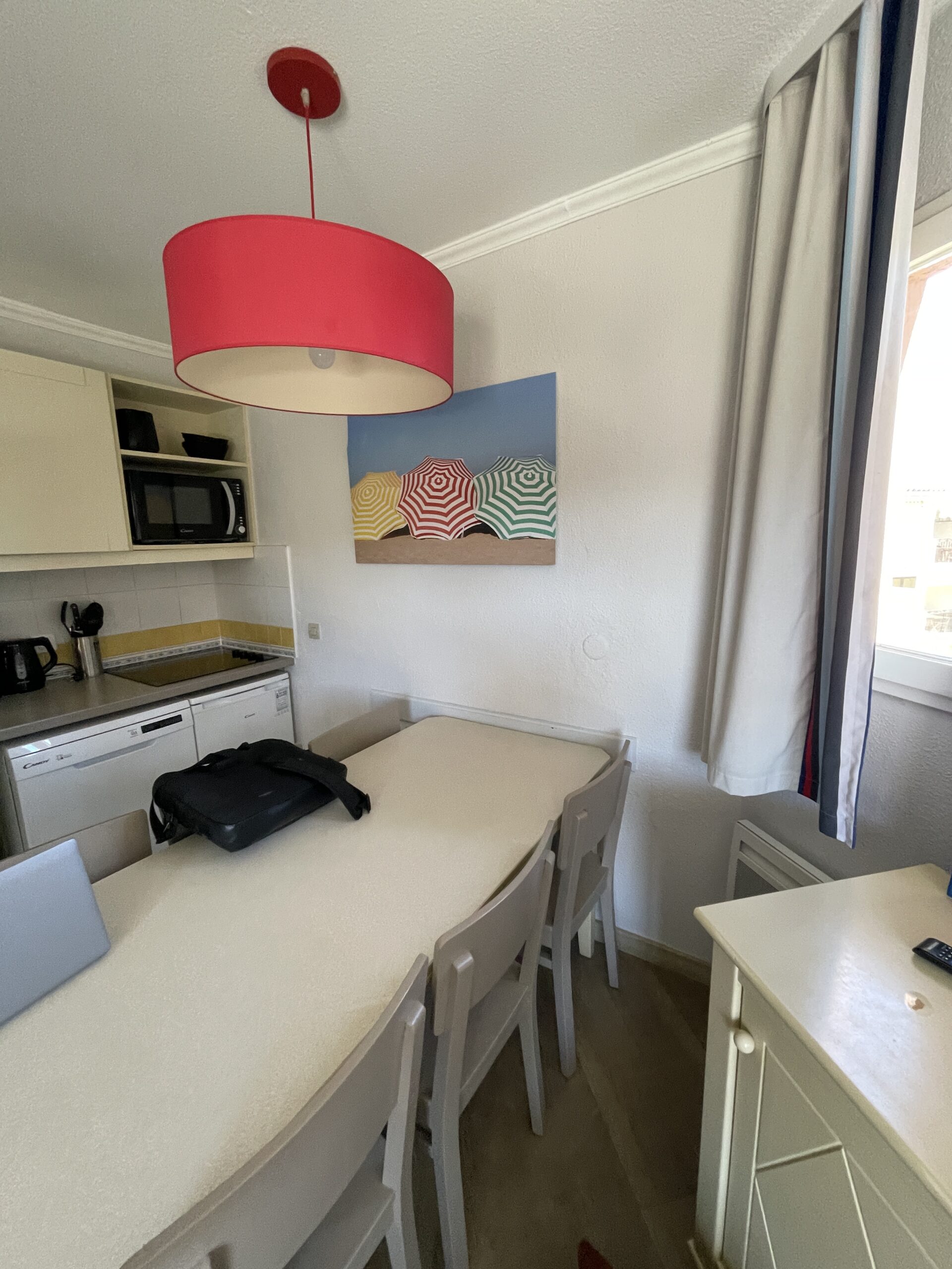 Détail coin repas ancien Pierre et Vacances avant projet Studio Brumes architecture d'intérieur 3D