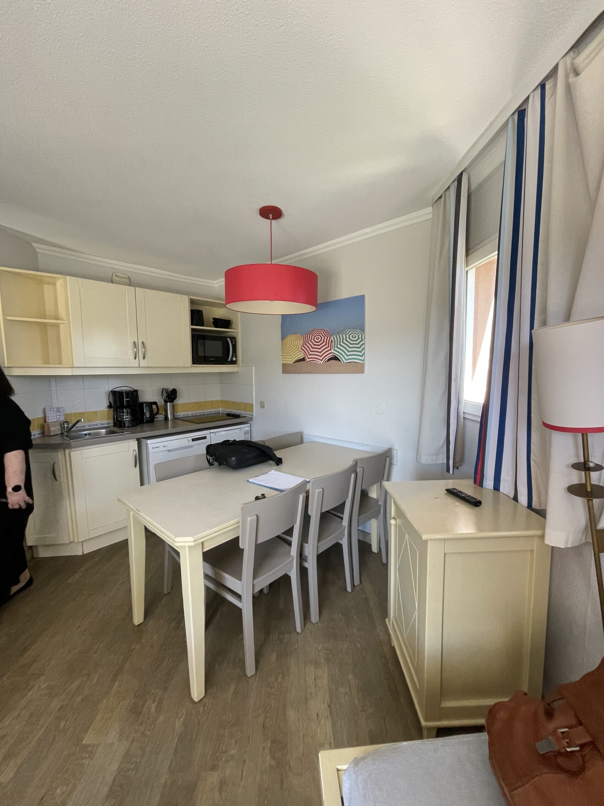 Photo cuisine ancienne Pierre et Vacances avant rénovation Studio Brumes architecture d'intérieur 3D