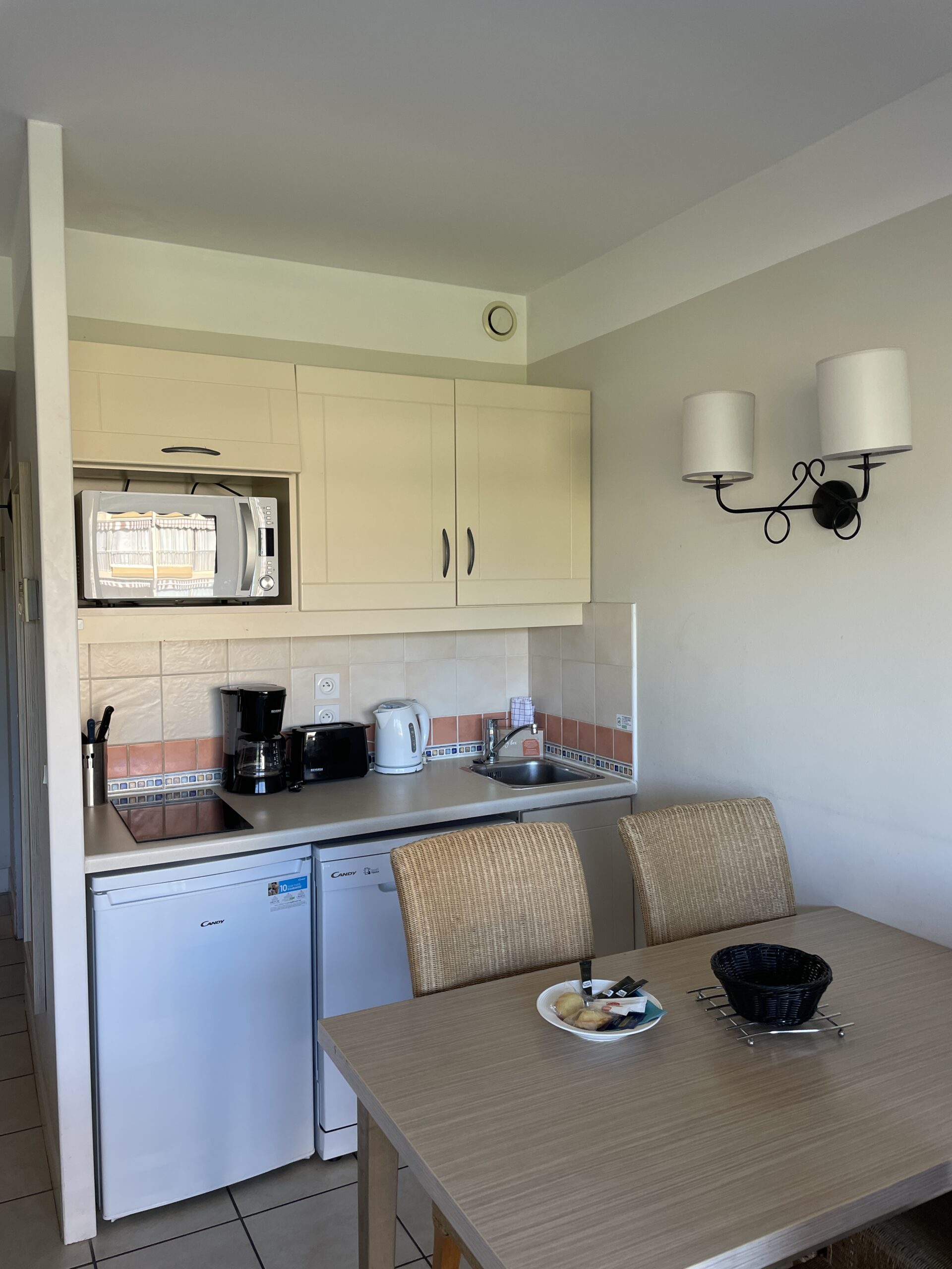 Photo cuisine bar Pierre et Vacances Saint-Laurent-du-Var avant rénovation appartement 3D