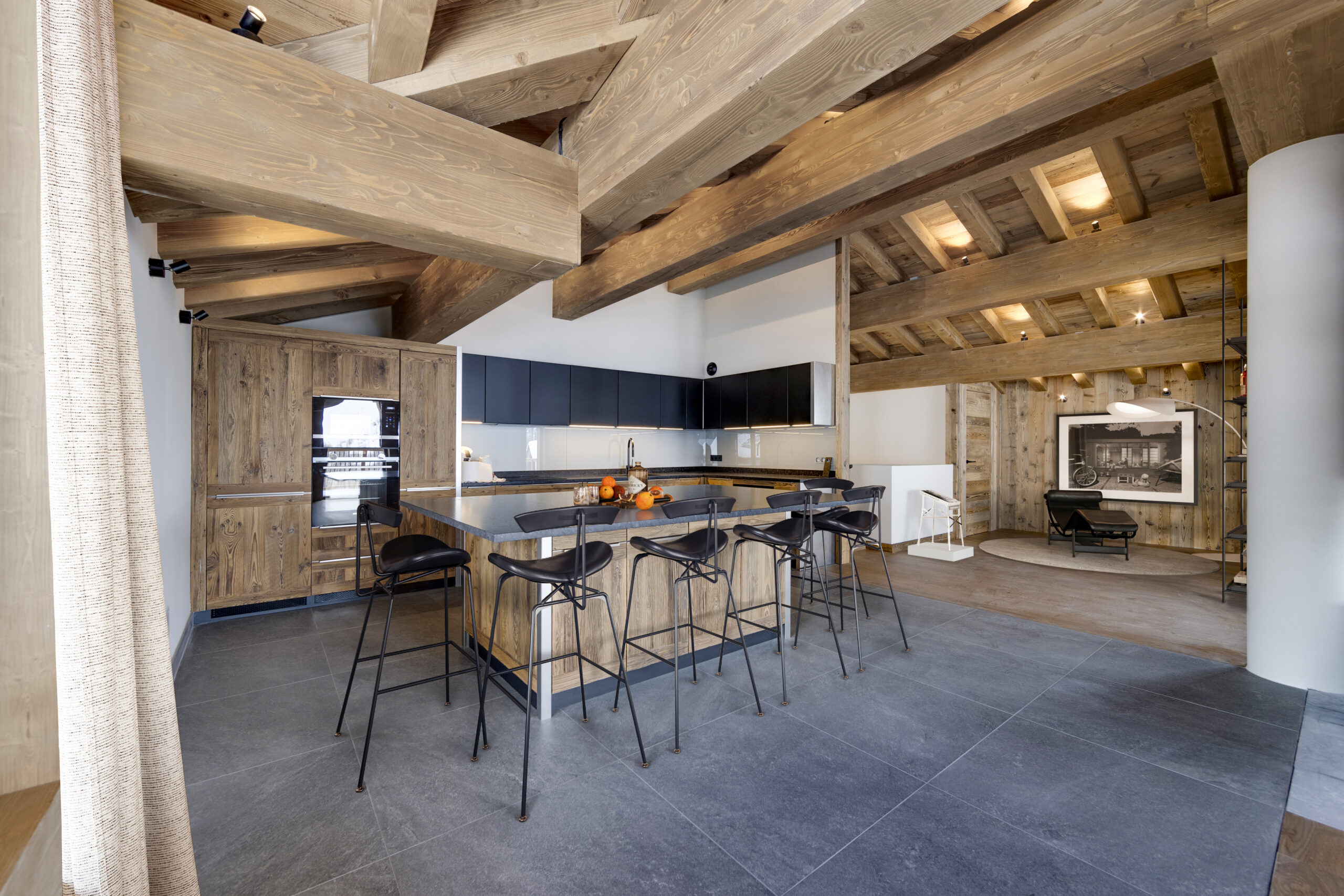 Visualisation 3D d'une cuisine moderne noire dans un chalet en bois, une perspective 3D chalet de luxe par Pierzo pour Cimalpes.